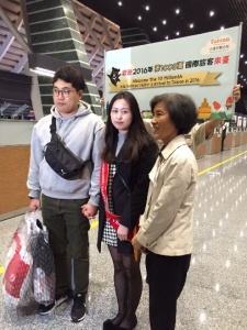 Han Seon Geun and her husband are greeted at Taoyuan International Airport